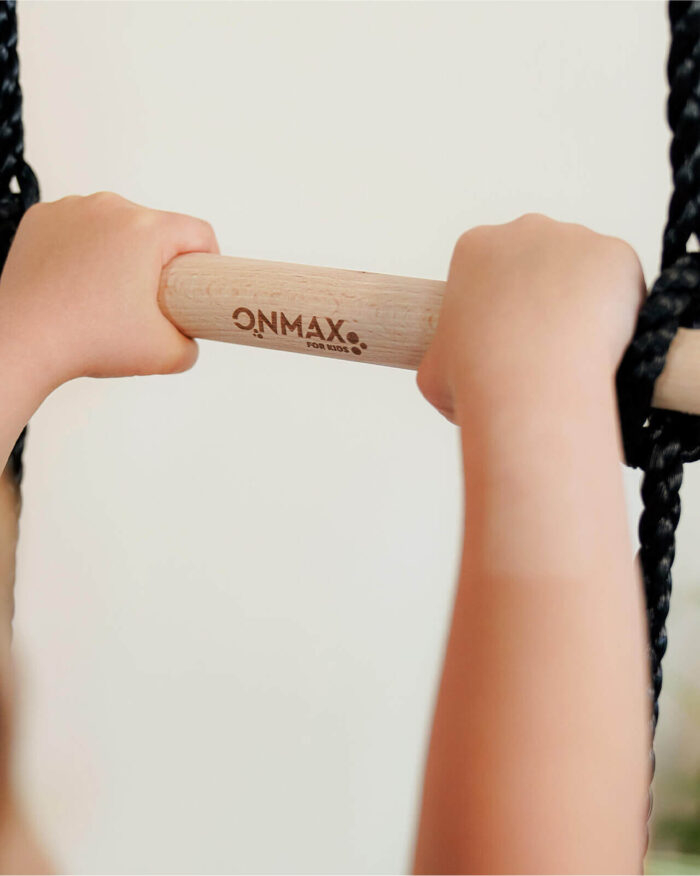 Szczebel drabinki linowej z logo ONMAX – drewno bukowe