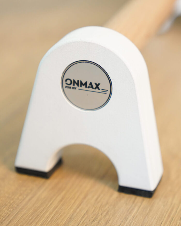 Zbliżenie na białą paraletkę z logo ONMAX