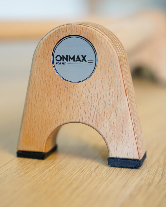 Zbliżenie na białą paraletkę z logo ONMAX